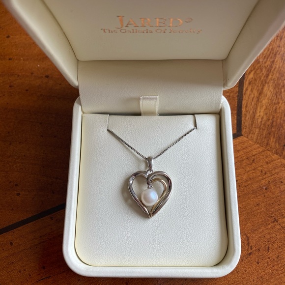 Jared Heart/ Pearl two toned necklace💕 - Picture 5 of 8